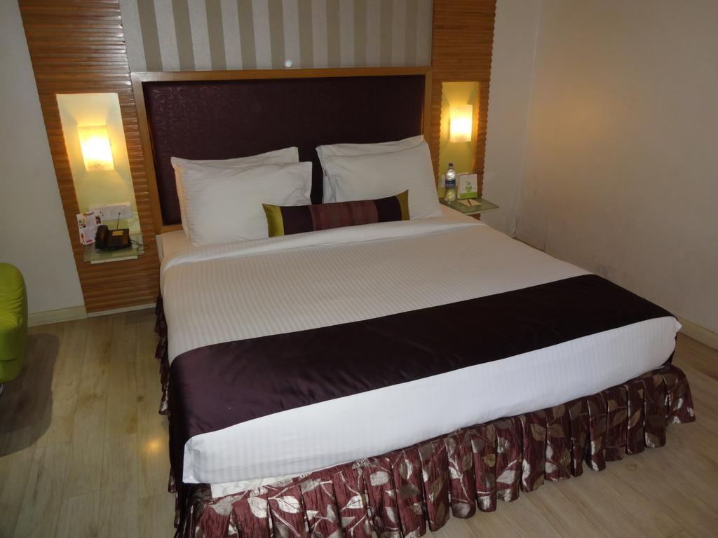 The Purple Leaf Hotels Hyderabad Exterior foto
